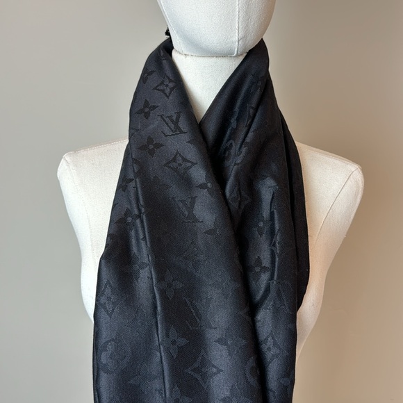Louis Vuitton Monogram Shawl, Black. - Picture 4 of 8